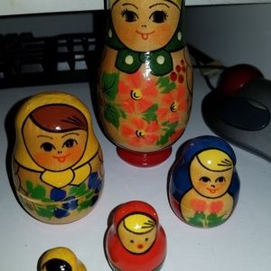 Ukrainian wooden nesting doll (green kerchief)